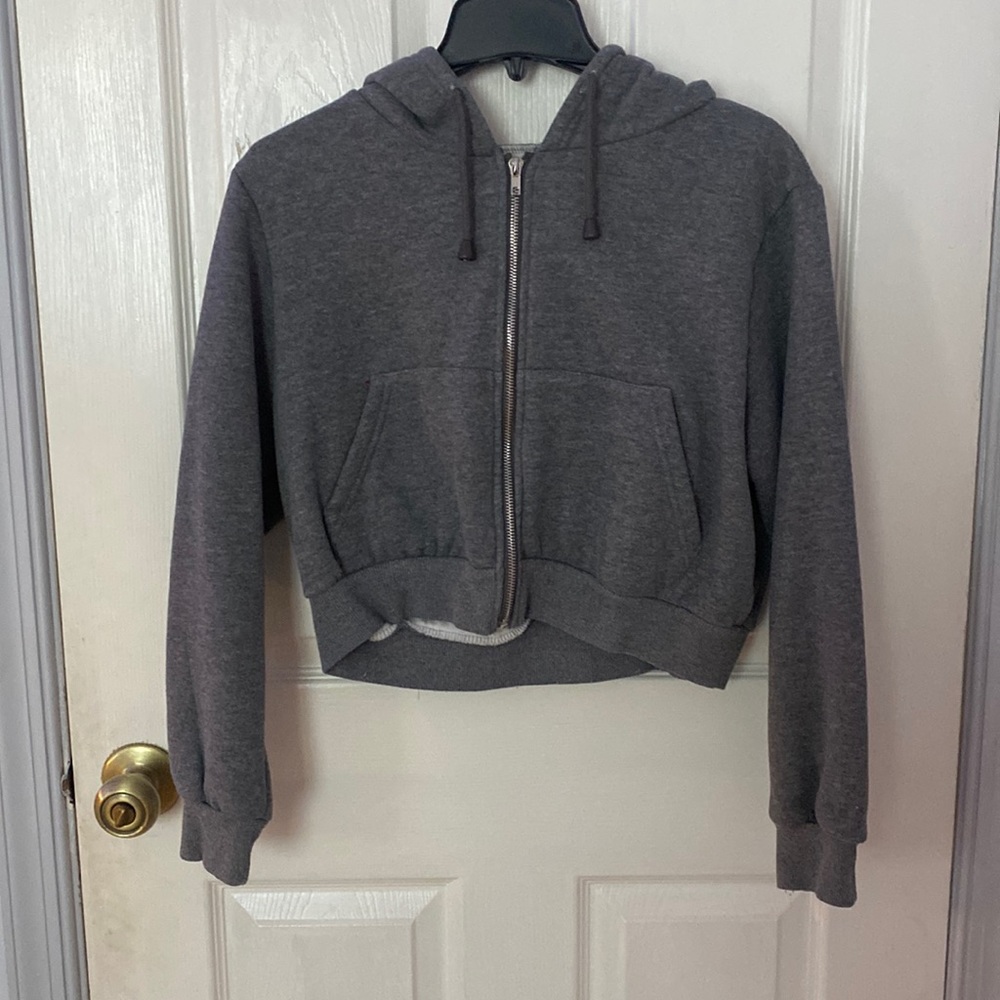 Cropped grey zip-up, lightly worn🫶